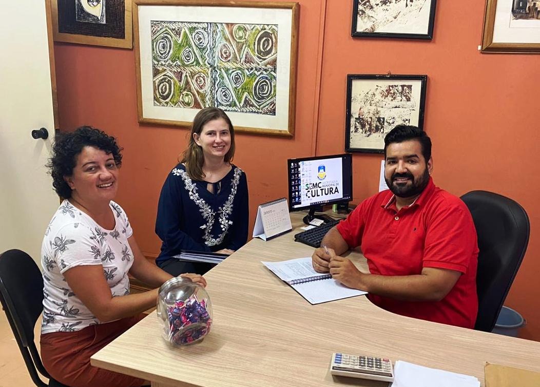 Secretário Wesley Queiroz anuncia à professora Claudia Roma o apoio da Semc ao ‘Bloco de Carnaval Aduf 2020’. Divulgação/Semc