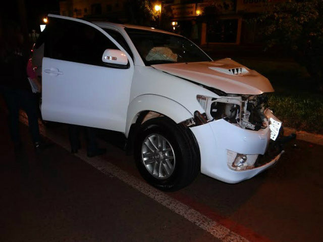 Caminhonete que era conduzida por estudante de Medicina ficou destruída com violência da batida (Foto: Osvaldo Duarte)
