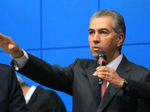 Reinaldo Azambuja durante juramento em solenidade de posse no dia 1º (Foto: Lucas Lourenço/ G1 MS)