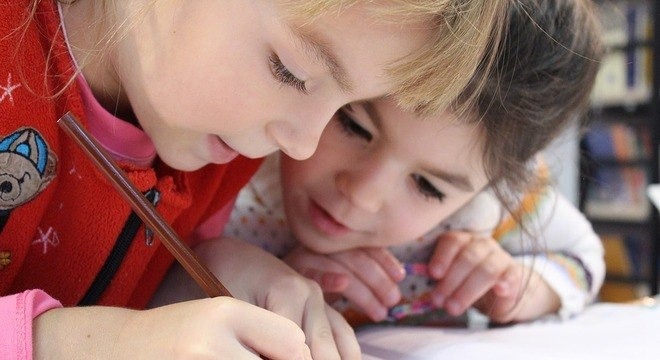 Como ajudar seu filho a ser um profissional do século 21 Crianças nas escolas devem desenvolver habilidades para o século 21. Pixabay