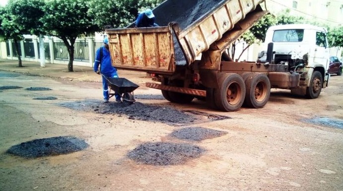 Prefeitura faz limpeza, tapa-buracos e manutenção da iluminação em vários pontos Prefeitura faz limpeza, tapa-buracos e manutenção da iluminação em vários pontos