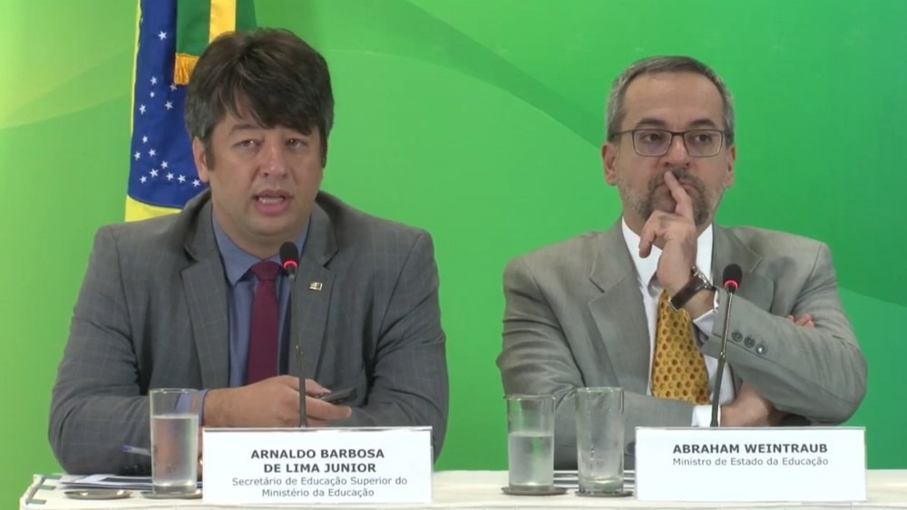 Secretário de Educação Superior do MEC, Arnaldo Barbosa, ao lado do ministro da Educação, Abraham Weintraub em coletiva de imprensa na sexta-feira (29) — Reprodução/Facebook/MEC