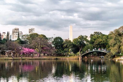 Parque do IbirapueraUm dos pontos turísticos mais visitados de São Paulo é o Parque do Ibirapuera. São muitos e muitos metros de áreas verdes, jardins, espaços para se exercitar e admirar a bela paisagem. Para quem gosta de um passeio gratuito e de fácil acesso, o local é uma ótima opção.
Foto: Shutterstock / Guia da Semana