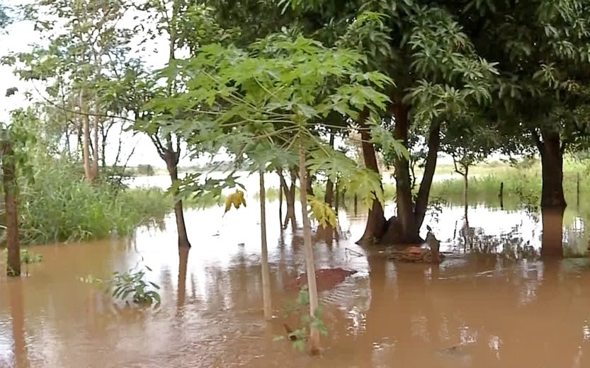Duas famílias ficaram desalojadas em Fátima do Sul (MS) com cheia do Rio Dourados (Foto: Reprodução)