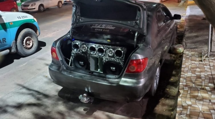 PMA apreende carro e multa proprietário em R$ 5 mil por poluição sonora Veículo foi apreendido e levado para o quartel da PMA. Divulgação