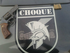 Arma de fogo apreendida pelo Choque. (Foto: Divulgação/Choque)