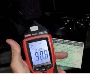 PMA apreende carro e multa proprietário em R$ 5 mil por poluição sonora Decibelímetro registrou 90,8 decibéis, o dobro permitido por lei