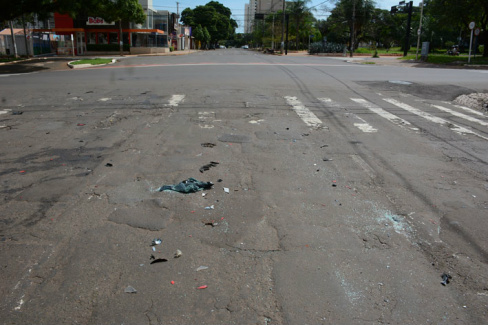 Com o impacto da batida, motocicleta partiu ao meio - Foto: Divulgação