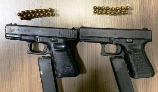 Supostos integrantes do PCC são presos na fronteira Armas apreendidas com os suspeitos.