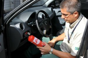 Precavido, Evaldo Rosário de Souza não deixou para a última hora e trocou o extintor de seu veículo há um ano (Foto: Alcides Neto