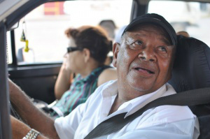 Manoel Nunes pretendia trocar o extintor de seu veículo depois do dia 5, mas agora não sabe se conseguirá fazê-lo (Foto: Alcides Neto)