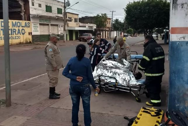Bombeiros socorrem homem com queimaduras causadas por fogo em colchão Divulgação