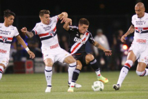 Em estreia de Ceni, SP desperdiça chances e só vence River nos pênaltis Gregg Newton/AFP
Buffarini recebeu elogios de Ceni