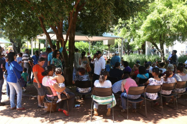 No Dia do Consumidor, população lota praça Ary Coelho para atendimento População aguardando atendimento na Praça Ary Coelho nesta manhã (Foto: Fernando Antunes)