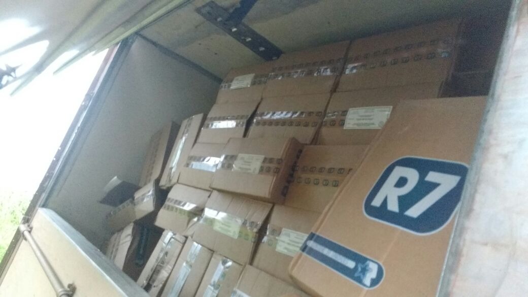 Motorista tomba carreta com cigarros contrabandeados após fiscalização policial Motorista tomba carreta com cigarros contrabandeados após fiscalização policial