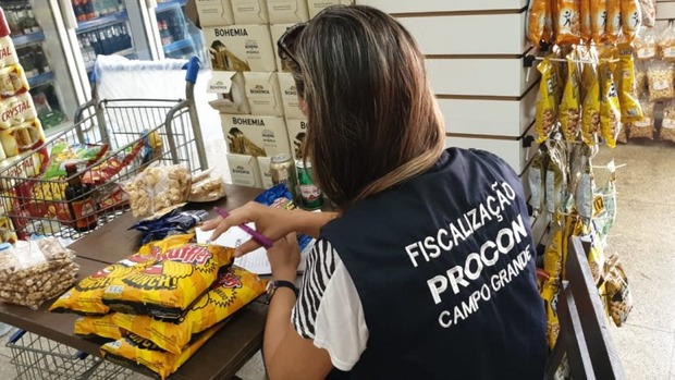 Procon fiscaliza conveniência na vila Planalto e encontra irregularidades