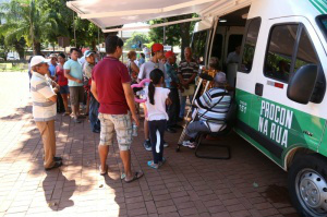 No Dia do Consumidor, população lota praça Ary Coelho para atendimento O evento é promovido pelo Procon/MS e vai até às 18h (Foto: Fernando Antunes)