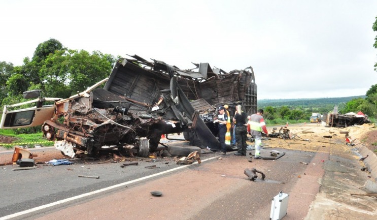 Caminhão da vítima ficou destruído após batida - Foto: Alisson Silva / Edição de Notícias