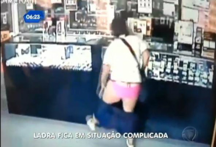 Flagrante: short de ladra cai e ela fica só de calcinha enquanto assalta loja Foto Reprodução