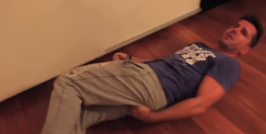 Mulher coloca spray de pimenta em papel higiênico para se vingar de namorado