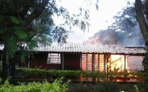 O incêndio destruiu a sede da fazenda. (Foto: Atal Moreira News)