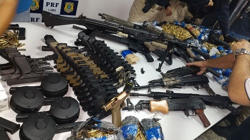 Parte das armas e munições apreendidas na segunda-feira, pela Polícia Rodoviária Federal - Foto: Divulgação/PRF