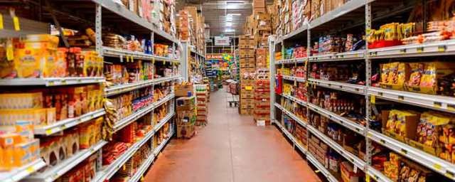 Hipermercado é flagrado vendendo produtos fora da validade e impróprios para consumo Hipermercado é flagrado vendendo produtos fora da validade e impróprios para consumo