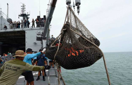 Adek Berry/Reuters Os legistas identificaram neste domingo os corpos de uma aeromoça de 24 anos, e de dois passageiros, de 30 e 10 anos.