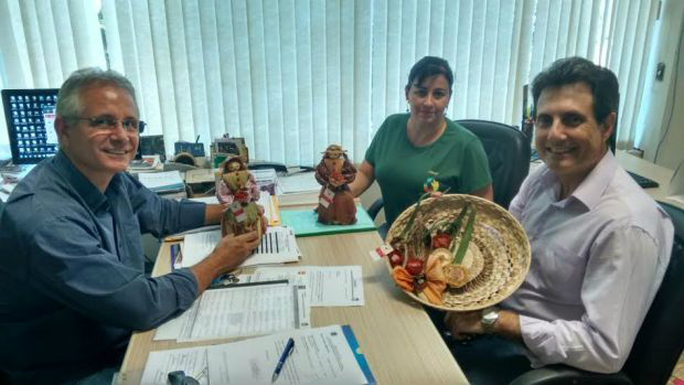 Dourados terá Festival do Milho de 6 a 8 de maio Sergio Nogueira, artesã Cleusa Moraes e Mounir Abraão com artesanatos feitos com a palha de milho
(Foto Sara Gonçalves)