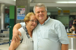 Dona Doroti dos Santos não conteve as lágrimas e mal conseguia conversar ao rever o filho Ari depois de quatro anos. (Foto:Alcides Neto)