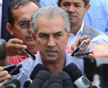 Pesquisa satisfaz PSDB e divide opinião no PMDB sobre sucessão Governador Reinaldo Azambuja em evento público - Foto: Álvaro Rezende/ Correio do Estado