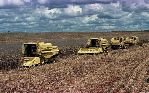 Máquinas agrícolas comercializadas no Brasil passam a ser menos poluentes Máquinas agrícolas comercializadas no Brasil passam a ser menos poluentes