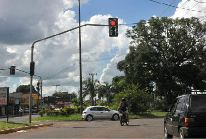 Defeitos em semáforos agravam caos no trânsito de Campo Grande Semáforo na Avenidas Gunter Hans - Foto: Valdenir Rezende/Correio do Estado