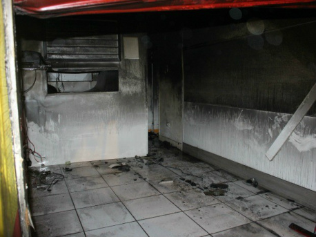 Equipamentos e móveis ficaram destruídos após incêndio (Foto: Graziela Rezende/G1 MS)