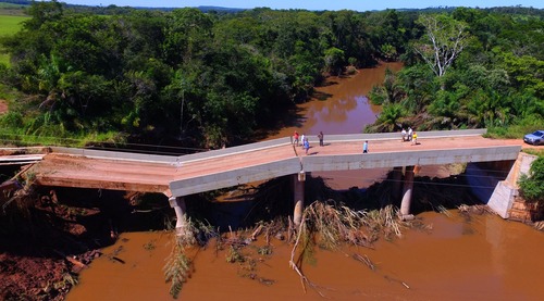 Ponte sobre Rio dos Velhos interrompeu tráfego em importante região de produção de grãos e boi gordo em Jardim
