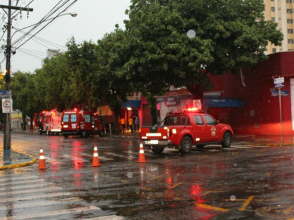 Bombeiros foram ao local com três viaturas de resgate e incêndio (Foto: Graziela Rezende/G1 MS)