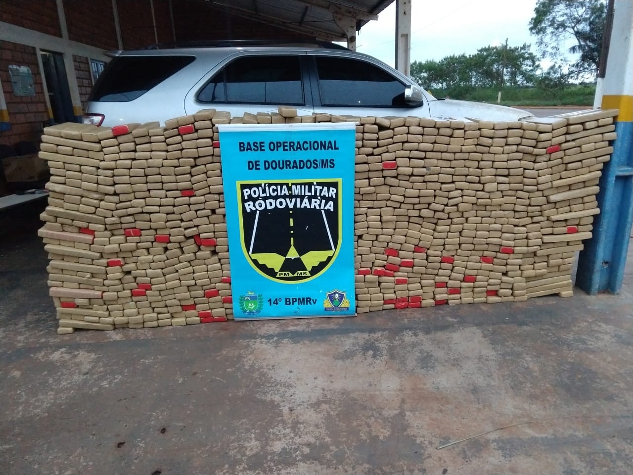 PMR apreende veículo com 877 kg de maconha abandonado por traficantes PMR apreende veículo com 877 kg de maconha abandonado por traficantes