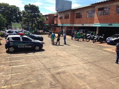 Polícia Militar na escola Riachuelo, em Campo Grande (Foto: Osvaldo Nóbrega/TV Morena)
