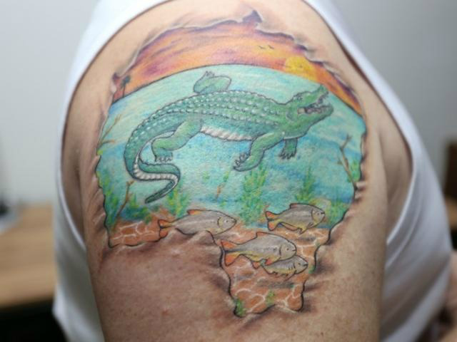 Por amor ao Estado, médico tatua no braço mapa de MS com direito a jacaré Tatuagem reúne símbolos de MS. (Foto: Marcelo Victor)