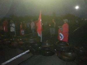 A rodovia está bloqueada desde as 5h de hoje. (Foto: Clodoaldo Barthiman)