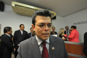 Prefeito afirma que problemas técnicos adiaram o pagamento da folha de dezembro. (Foto: Marcelo Calazans)