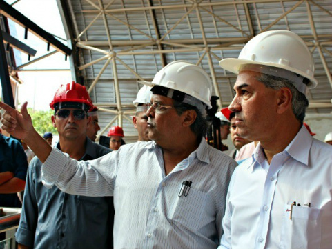 Reinaldo Azambuja visitou Aquário do Pantanal nesta segunda-feira (5) (Foto: Tatiane Queiroz/ G1 MS)