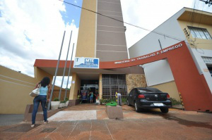 Sistema muda e emissão de carteira de trabalho só com agendamento on-line Emissão só é feita mediante a agendamento prévio feito na internet. (Foto: Marcelo Calazans)