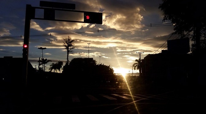 Semana começa com tempo claro e pancadas de chuva a tarde