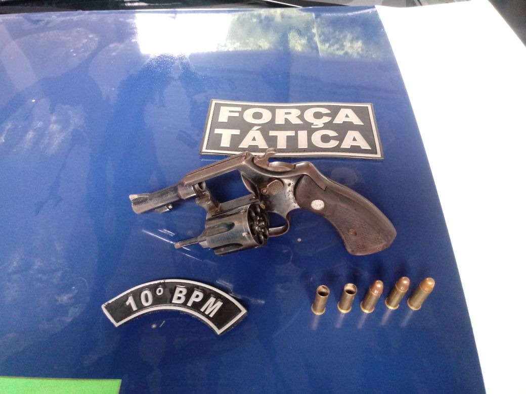 Força Tática prende dupla e recupera dois veículos roubados Arma utilizada pela dupla nos roubos.