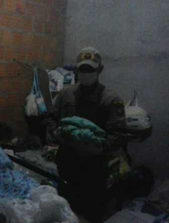 Bombeiro durante auxílio ao parto de um menino. BM/Divulgação