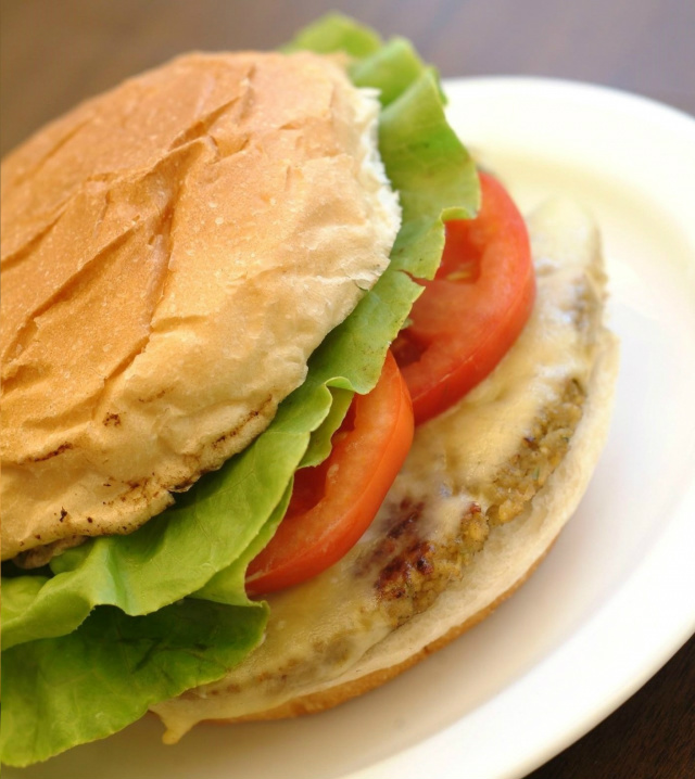 Vegetariano: aprenda a fazer um saboroso hambúrguer de grão-de-bico Vegetariano: aprenda a fazer um saboroso hambúrguer de grão-de-bico