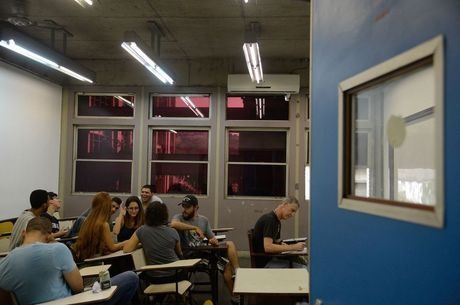 Programa oferece bolsas de estudo. Tânia Rêgo/Agência Brasil