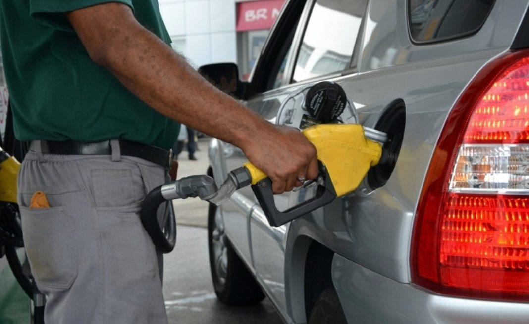 Preço médio do litro da gasolina sobe a R$ 3,835 após reajustes Preço médio do litro da gasolina sobe a R$ 3,835 após reajustes