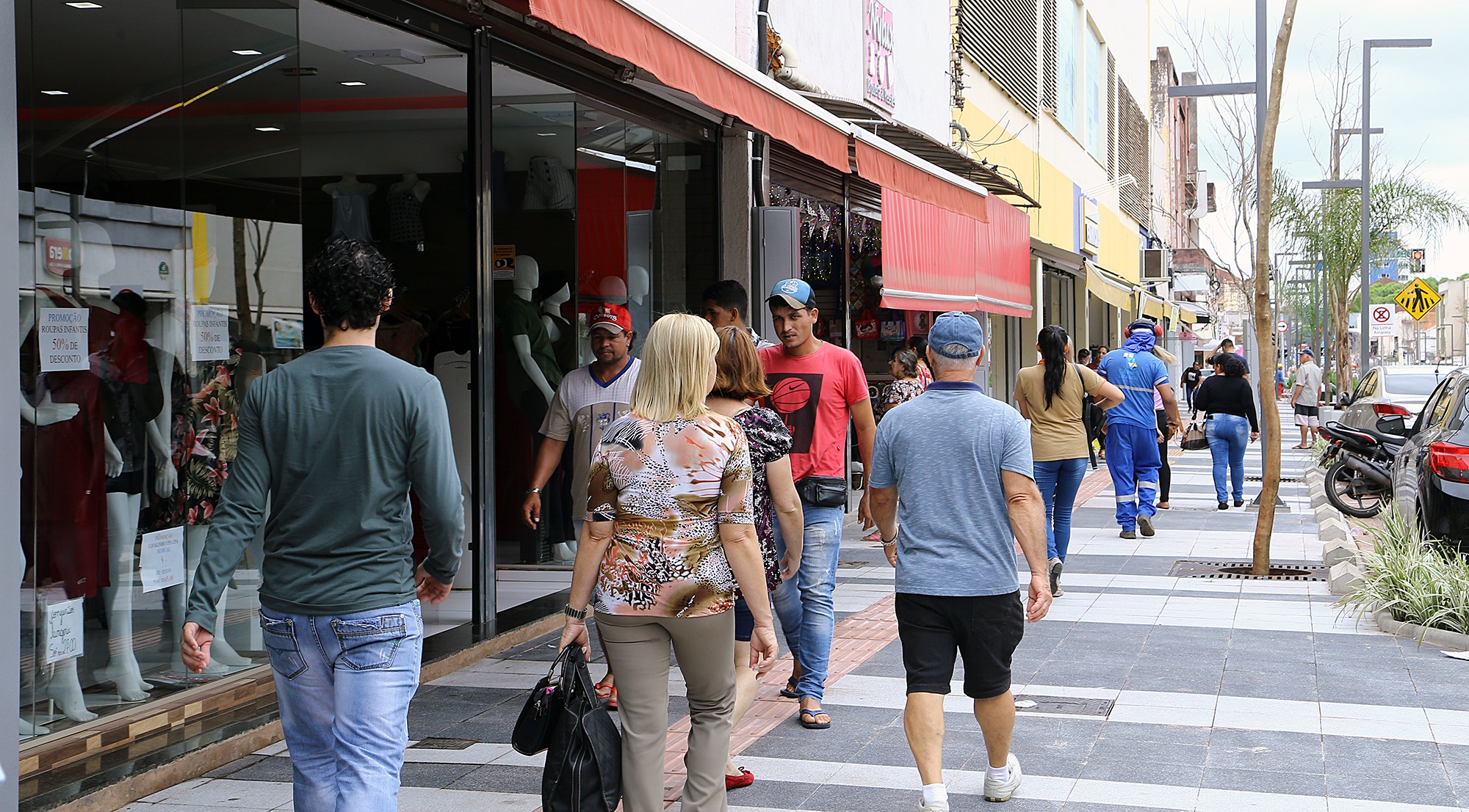 Apesar dos quase cem casos confirmados de Covid-19 em MS, população movimenta as ruas